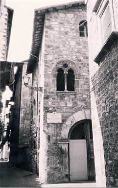 Casa con bifora